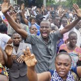 Des supporters du "pasteur" Ezekiel Odero, accusé d'horreurs, se sont réunis mardi.